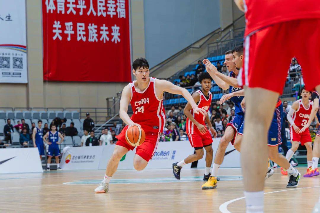 球员们在赛场上大显身手，为胜利奋勇争取的简单介绍
